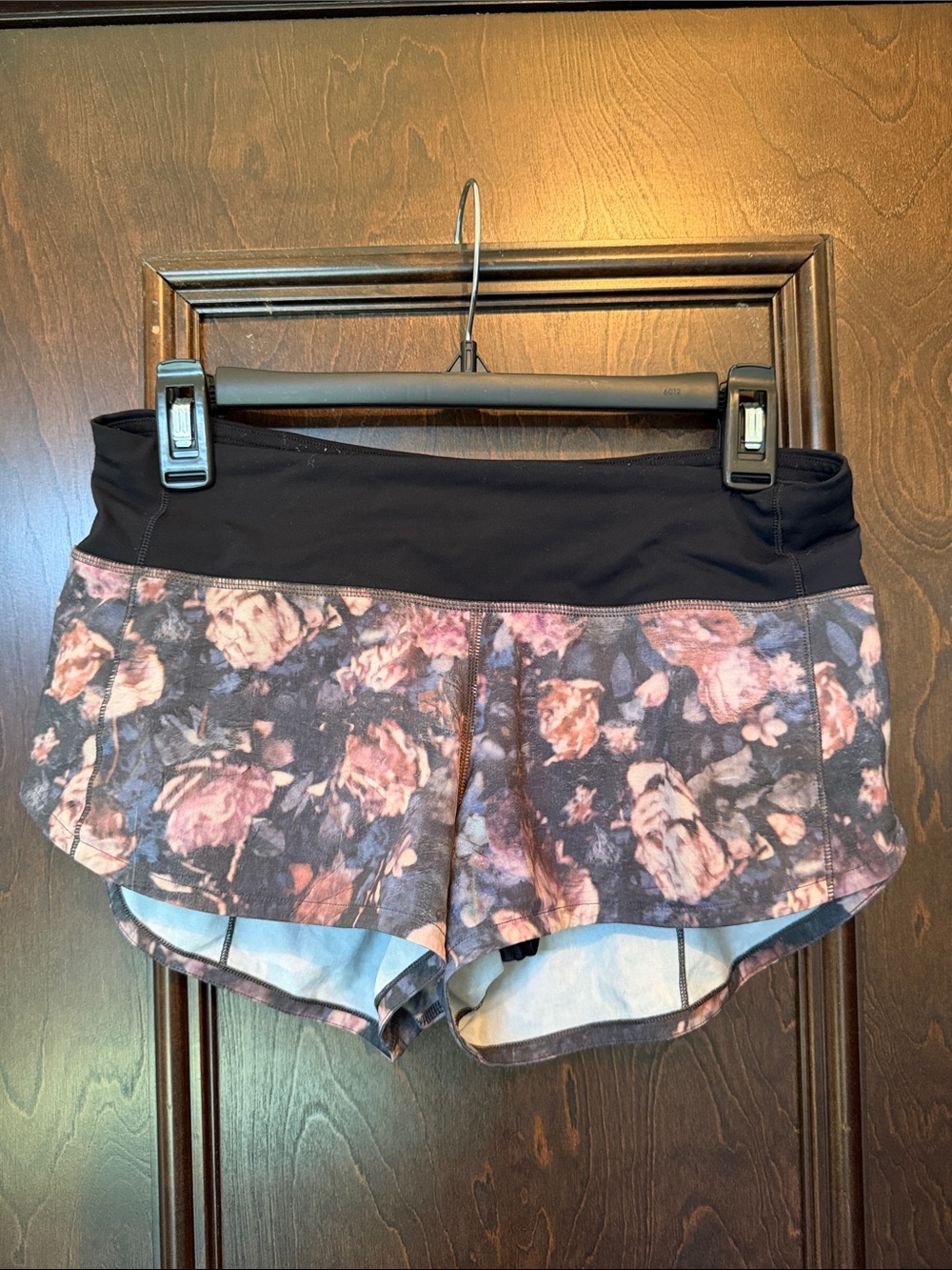 lululemon athletica Speed Up Low Rise Black Waistband Floral LinedAthletic Short